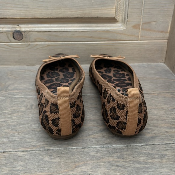 Vince Camuto leopard print pointy toe flats - Picture 3 of 3